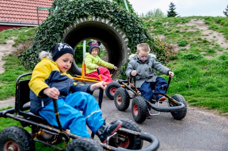 Børn leger med gokart